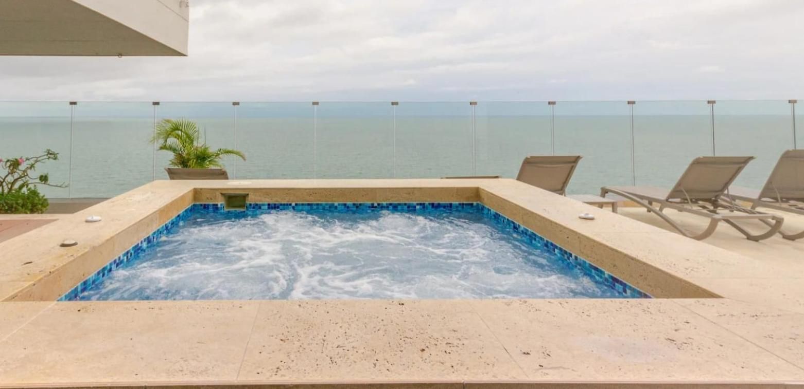 Apartamento Luxury Oceanfront 2br 3ba Playa Azul *